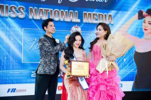 Doanh nhân Lê Thị Mai Anh nghẹn ngào trong lễ chứng nhận danh hiệu Hoa hậu Truyền thông Quốc gia – Miss National Media