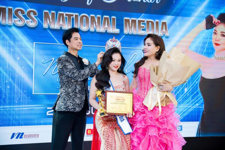 Doanh nhân Lê Thị Mai Anh nghẹn ngào trong lễ chứng nhận danh hiệu Hoa hậu Truyền thông Quốc gia – Miss National Media