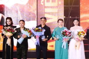 Nhà khoa học Nguyễn Phương Dung nhận cup vinh danh trong đêm chung kết Hoa hậu Doanh nhân Hương sắc Việt Nam 2025
