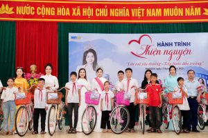 Tân Hoa hậu Doanh nhân Hương sắc Việt Nam 2025 lan tỏa yêu thương tại Trường THCS Ninh Mỹ