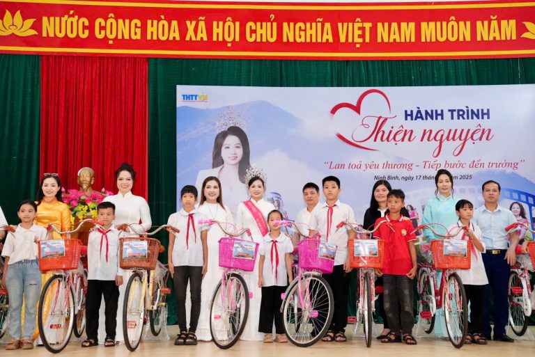 Tân Hoa hậu Doanh nhân Hương sắc Việt Nam 2025 lan tỏa yêu thương tại Trường THCS Ninh Mỹ