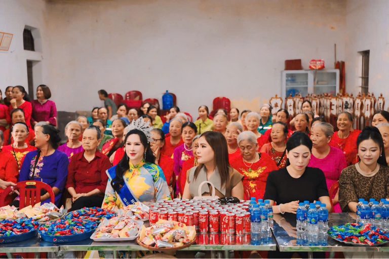 Chu Thị Hồng Hoa – Tân Hoa hậu Đại sứ trở về làng thêu Văn Lâm trong lễ “vinh quy bái tổ” đầy xúc động