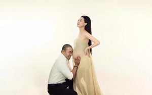 Á hậu Hiền Trang khoe vẻ đẹp đằm thắm trong bộ ảnh bầu ngọt ngào bên chồng doanh nhân