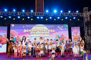 Rộn ràng đêm Trung thu cùng Hoa hậu Nhân ái Ngô Thị Hoàng Ngân tại Vinhomes Imperia Hải Phòng