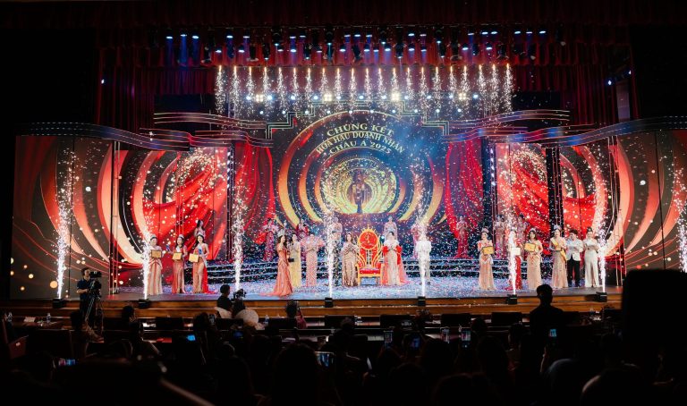 Danh ca Ngọc Sơn, Chủ tịch Đặng Gia Bena trao vương miện mùa 4 Hoa hậu Doanh nhân Châu Á cho Ban Thị Thu