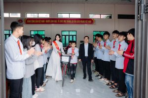 Hoa hậu Ban Thị Thu lan tỏa yêu thương tại mái trường từng ghi danh chị vào bảng vàng thành tích