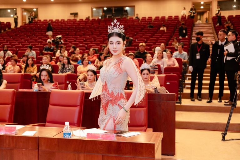 Á hậu Lê Kim Khỏe hóa “nàng thơ” trên thảm đỏ, khoe vẻ đẹp ngọc ngà trong đêm chung kết Hoa hậu Doanh nhân Châu Á 2025