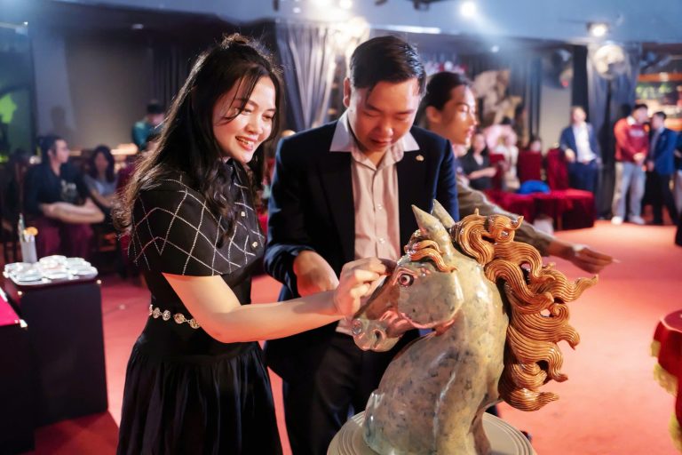 Bát Tràng giới thiệu kiệt tác Thiên Mã; Hoa hậu Trí tuệ Phạm Duy gửi gắm kỳ vọng cho năm mới 2026