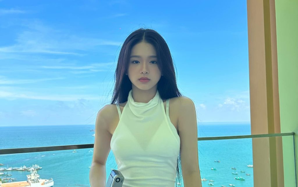 Linh Ka khoe vibe trong trẻo đời thường, visual 2K2 chưa hạ nhiệt