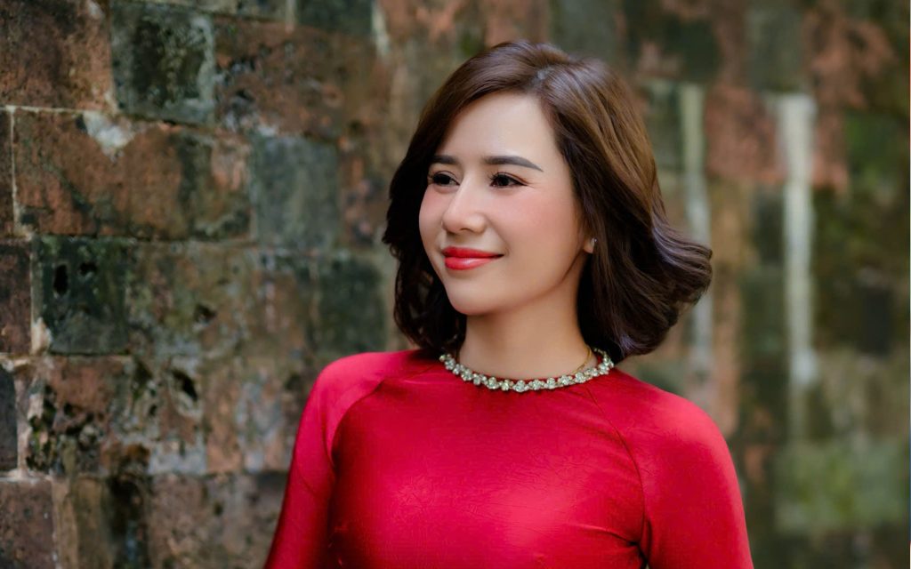 Á hậu Đinh Thị Hiệp: Vẻ đẹp mặn mà của “bà mẹ một con” làm xao xuyến phố phường Thủ đô