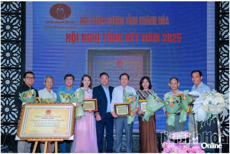 Tôn vinh “Nghệ nhân trẻ” Á hậu Trần Kim Hương tại Hội nghị tổng kết năm 2025 của Hội Trầm hương Khánh Hòa