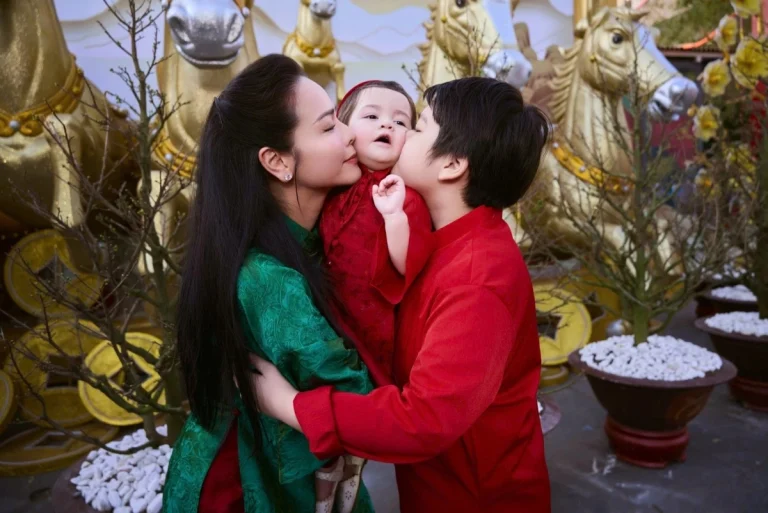 Sao Việt 24/2: Con gái H’Hen Niê được khen có khiếu người mẫu từ bé