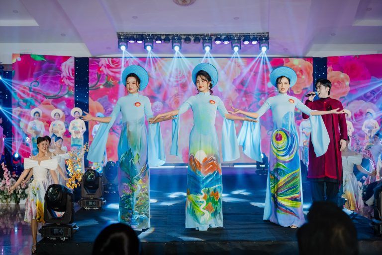 Thời trang áo dài Tony Phạm lan tỏa vẻ đẹp đại ngàn Tây Nguyên