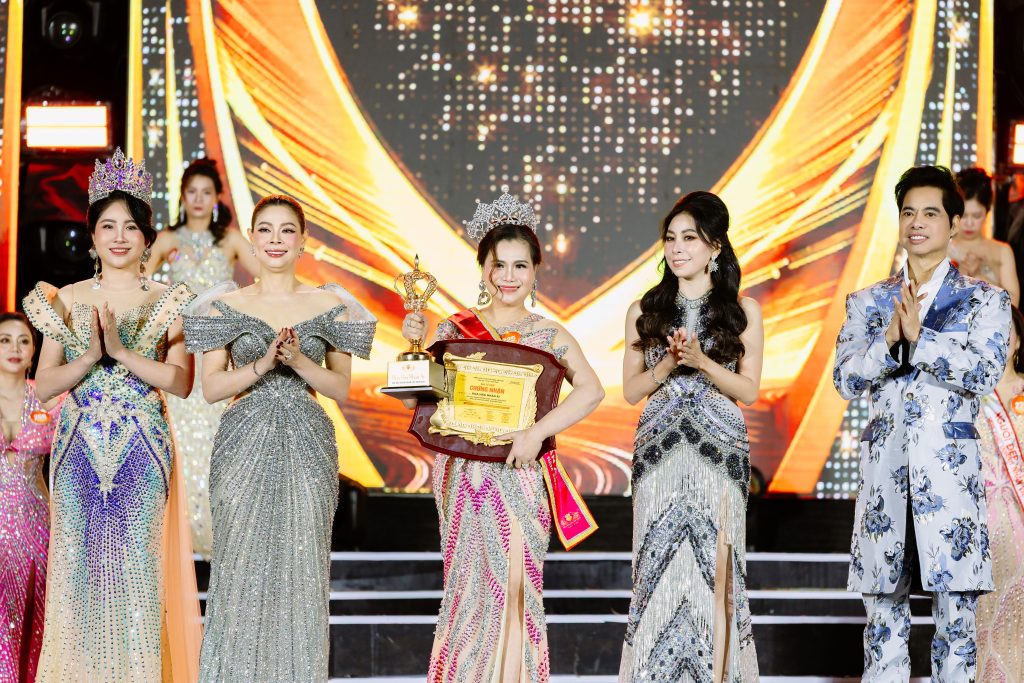 Nữ doanh nhân may mặc Nguyễn Thị Hồng Lan đăng quang Hoa hậu Nhân ái Hoa hậu Doanh nhân Việt Nam 2026