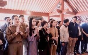 Người đẹp Nguyễn Kim Trang cùng đại diện các Bộ, ngành dâng hương tưởng niệm Chủ tịch Hồ Chí Minh tại Ba Vì