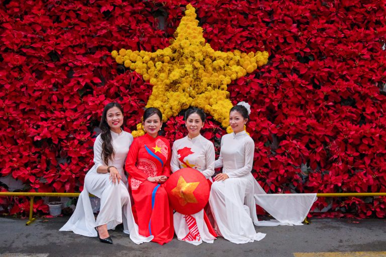 Hoa, á hậu Khánh Hòa khoác áo dài lan tỏa một Việt Nam hòa bình và tự hào