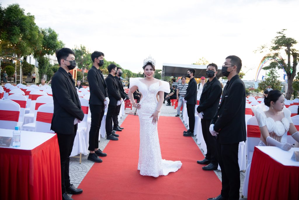 Hoa hậu Bích Đinh diện đầm đuôi cá phát sáng, chiếm trọn spotlight tại Chung kết Hoa hậu Thương hiệu Việt Nam 2026