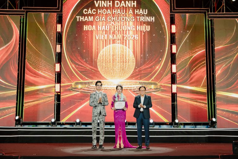 Hoa hậu Đại sứ Lê Thanh Hương vinh dự đón nhận Bằng vinh danh từ danh ca Ngọc Sơn và NSND Vương Duy Biên