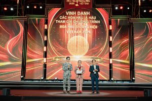 NTK Tony Phạm cùng BST “Dáng hoa tháp cổ” được vinh danh tại Hoa hậu Thương hiệu Việt Nam 2026