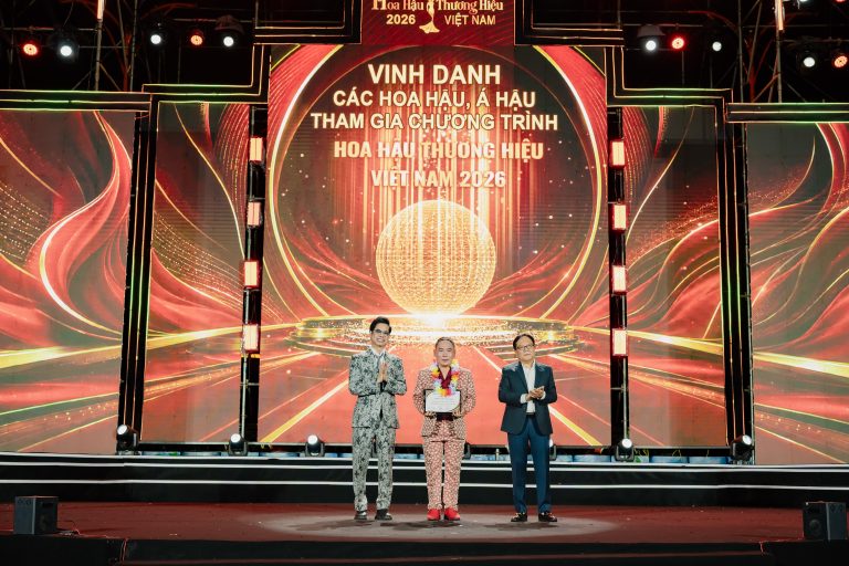 NTK Tony Phạm cùng BST “Dáng hoa tháp cổ” được vinh danh tại Hoa hậu Thương hiệu Việt Nam 2026