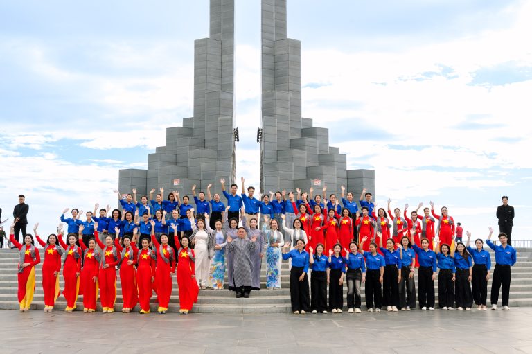Dàn nữ doanh nhân Hoa hậu Doanh nhân Hương sắc Việt Nam 2026 rực rỡ áo dài sao vàng hướng về Quốc khánh