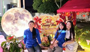 Hoa hậu Trí tuệ Phạm Duy cùng các con mang niềm vui Trung thu đến thiếu nhi thôn Văn Thịnh