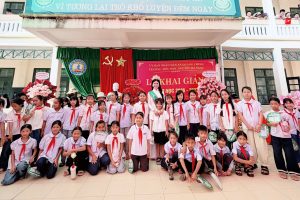 Dự lễ khai giảng trường cũ, Hoa hậu Trí tuệ Nguyễn Ngọc Linh Chi tìm thấy thanh xuân