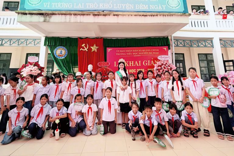 Dự lễ khai giảng trường cũ, Hoa hậu Trí tuệ Nguyễn Ngọc Linh Chi tìm thấy thanh xuân