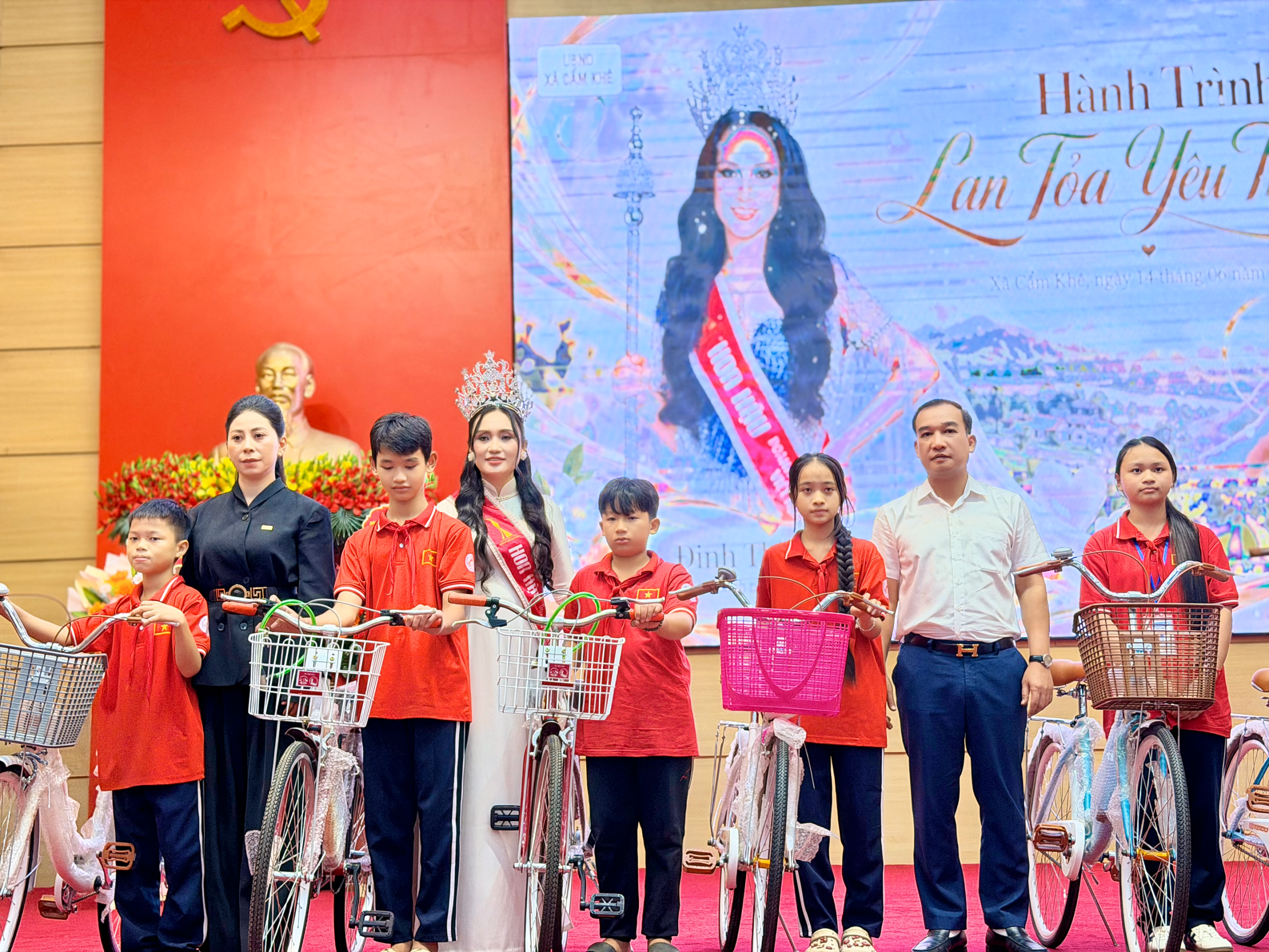 Tân Hoa hậu Đinh Thị Thường trao xe đạp, quà Trung thu cho học sinh khó khăn tại Cẩm Khê